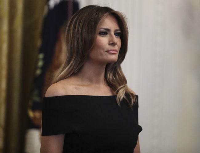 La primera dama, Melania Trump, con vestido negro