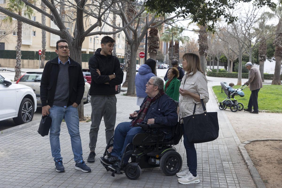 Valencia. VLC. Un mes del incendio de Campanar, cómo les ha cambiado la vida a los afectados. Varios afectados por el incendio en la parte de atrás del edificio donde se inicio el fuego