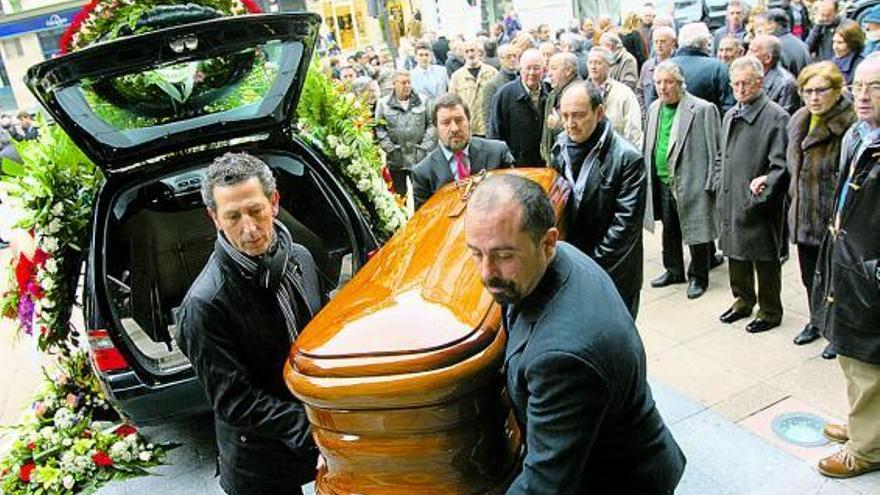 Arriba, la llegada del féretro de Fernando Martín a la iglesia de San Juan el  Real. Sobre estas líneas, amigos y familiares congregados a la entrada del  templo. A la izquierda, asistentes al funeral. | miki lópez