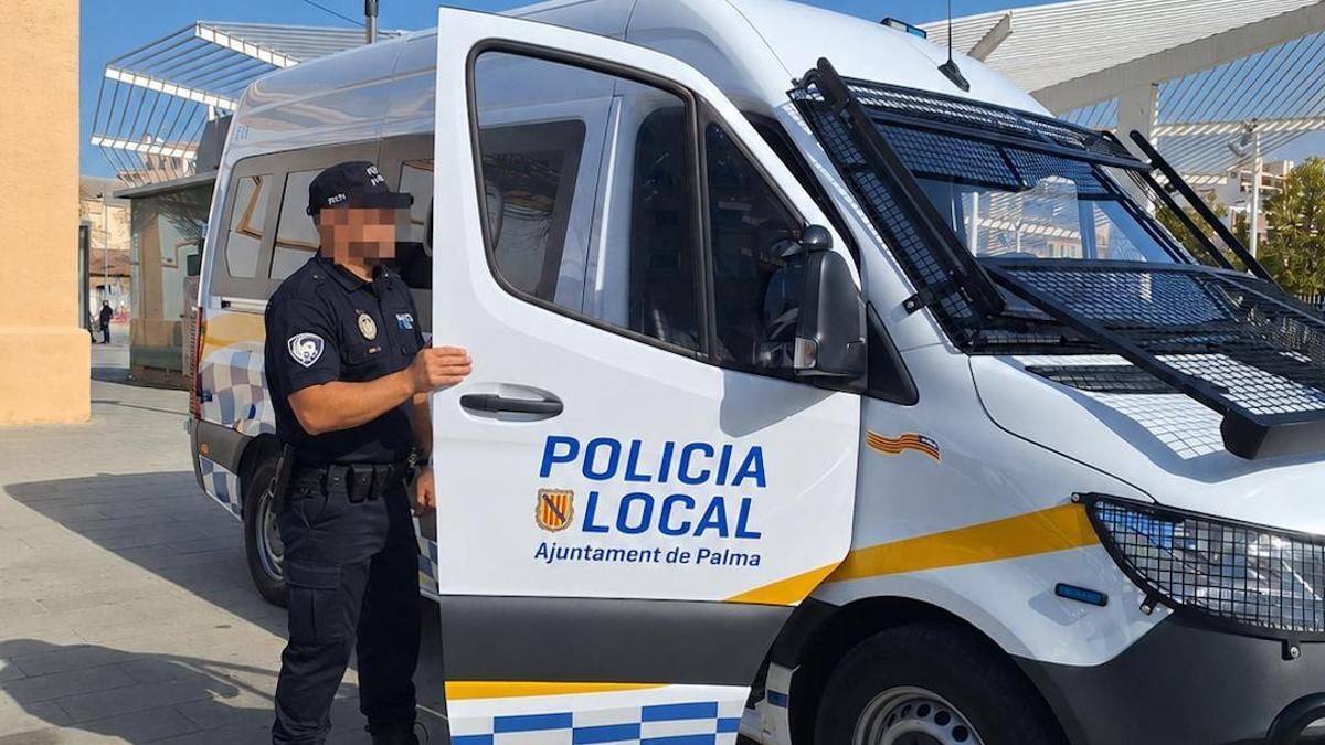 Un policía local, frente a las oficinas del Parc de ses Estacions de Palma.
