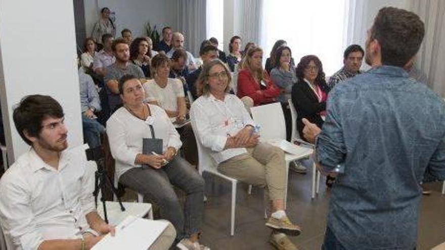 Hubo lleno para asistir a las charlas de los expertos que participaron en la jornada.