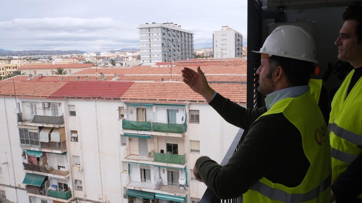 El alcalde de Elche, en el cuarto edificio de San Antón con vistas al barrio