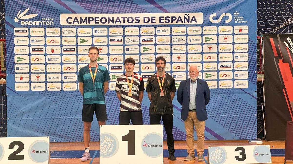 Mario Rodríguez, con la medalla de oro en la entrega de trofeos