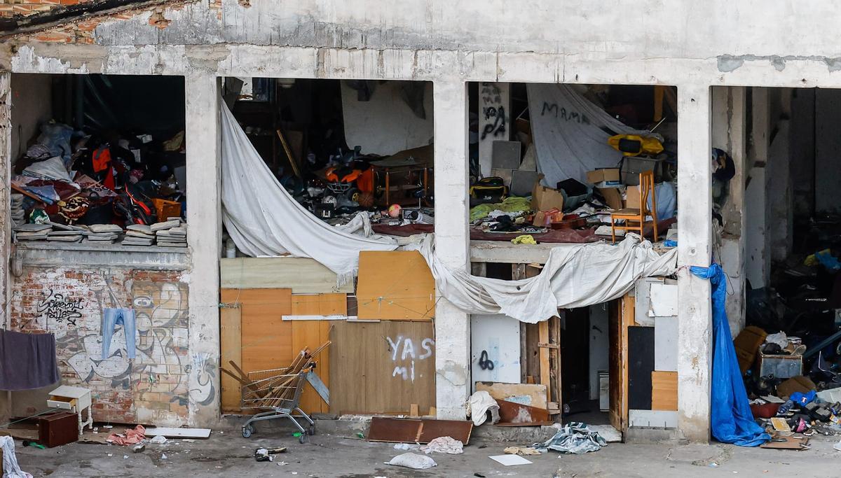 La (mala) vida sigue entre basuras en la calle Picayo de València: un corte de pelo en la inmundicia