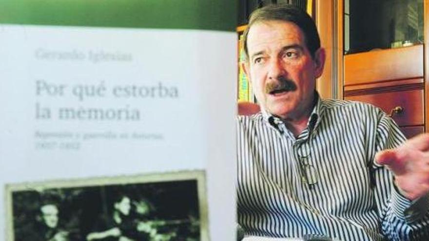 Gerardo Iglesias, durante la entrevista, con su libro.