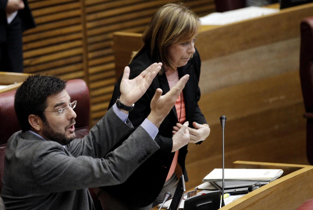 La excoodrinadora de EU, Marga Sanz, interviene en el pleno de las Corts.