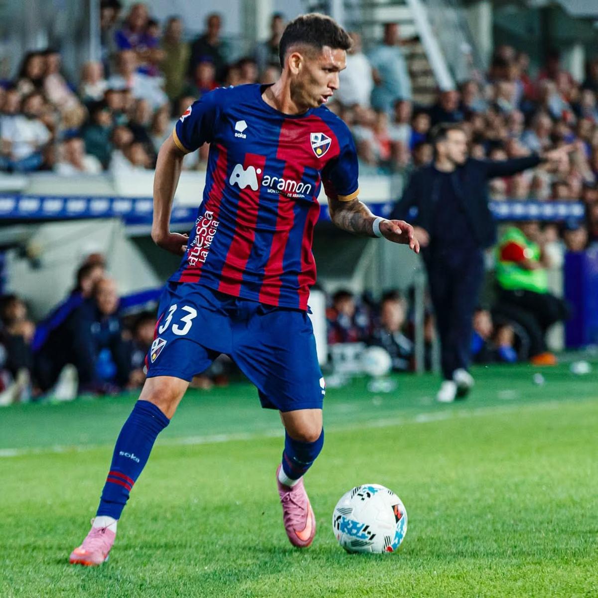 Dani Luna, controlando la pelota en un encuentro de Liga con el Huesca.