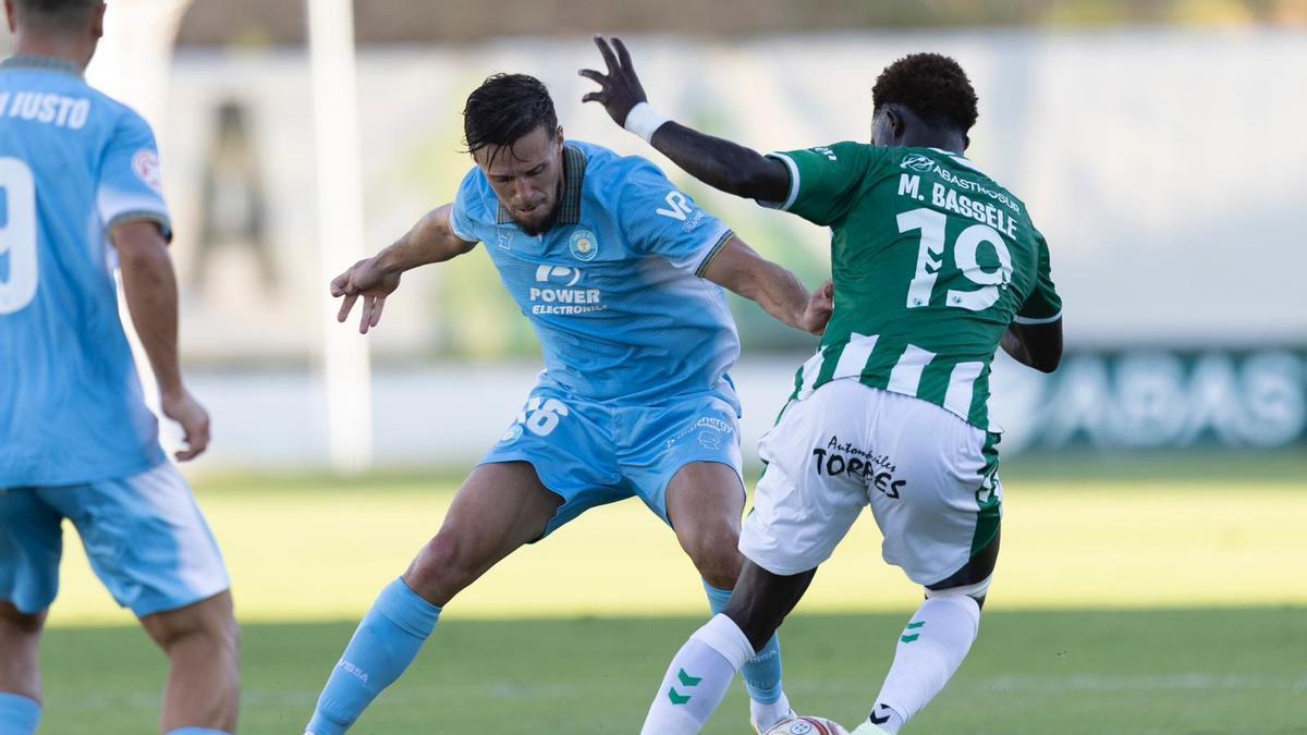 Genaro Rodríguez pelea por un balón con un rival en el partido frente al Antequera.