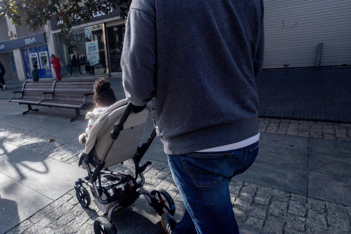 Un hombre con un carrito de bebé en Madrid.