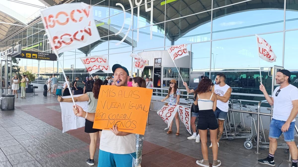 Los representantes de USO, durante un momento de la protesta en la zona de salidad del aeropuerto de El Altet.