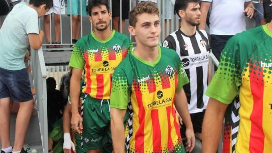 Pablo Roig, en el túnel de vestuarios, antes de saltar al césped en un amistoso.