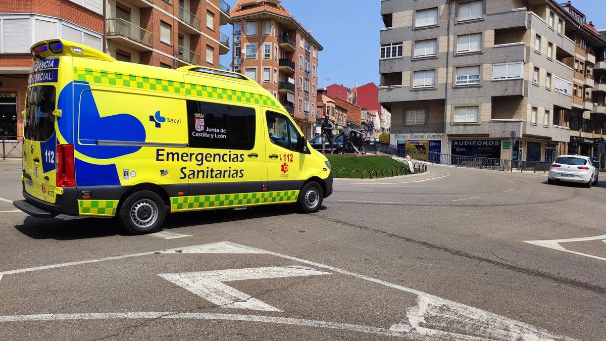Una ambulancia medicalizada camino del Hospital de Benavente.