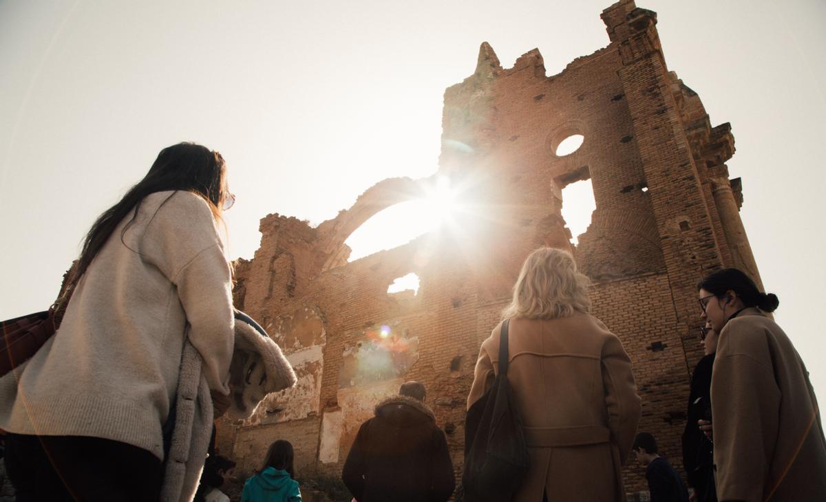 Un momento de la visita guiada a Belchite.