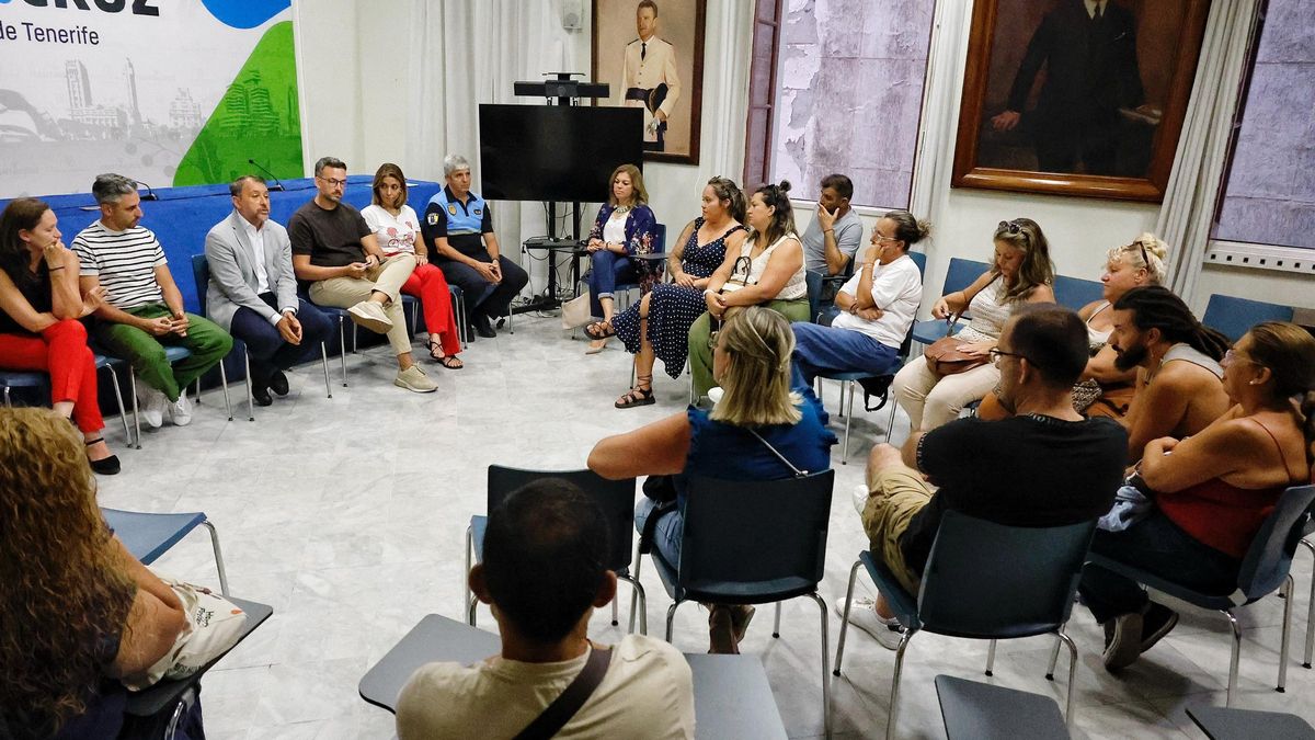 El alcalde, con miembros del equipo de gobierno, en la reunión con los grupos de Carnaval de La Salud.