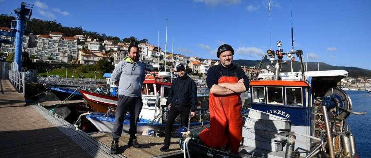 Querejeta junto a Amoedo y Eiraballa en el puerto de Combarro. // Gustavo Santos