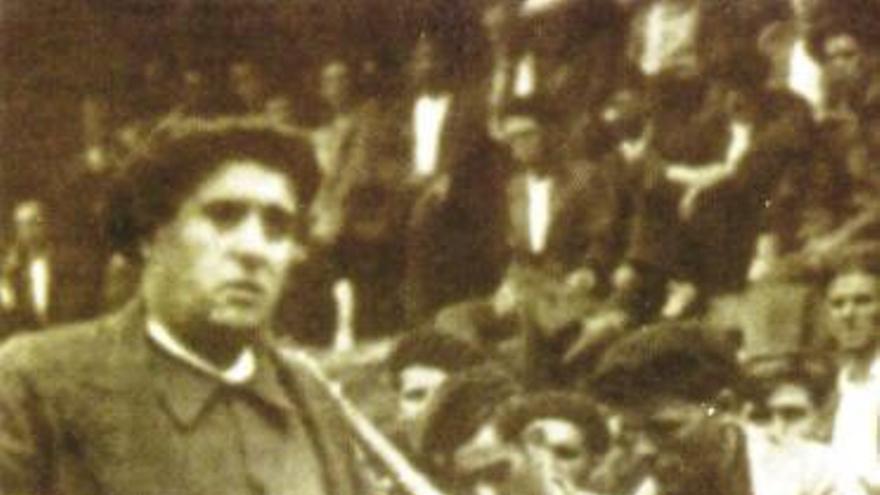 González Peña con miembros de su columna revolucionaria.