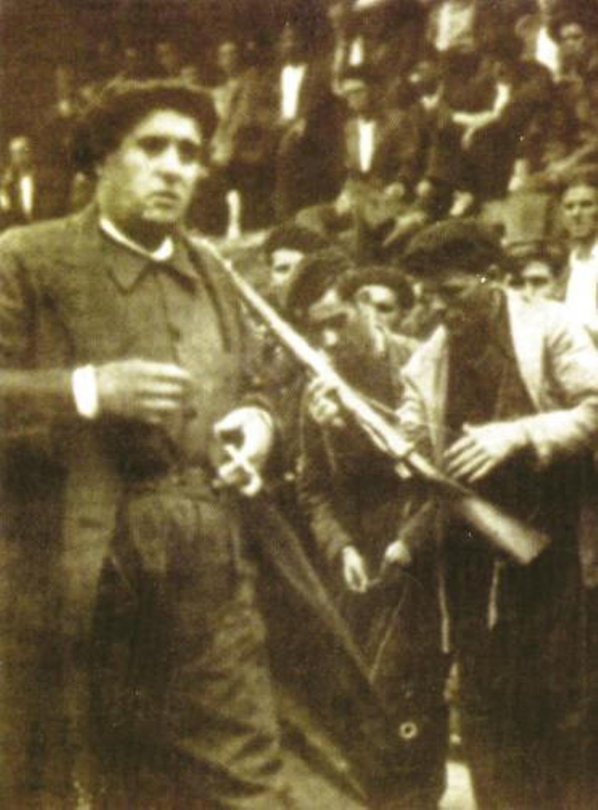 González Peña con miembros de su columna revolucionaria.