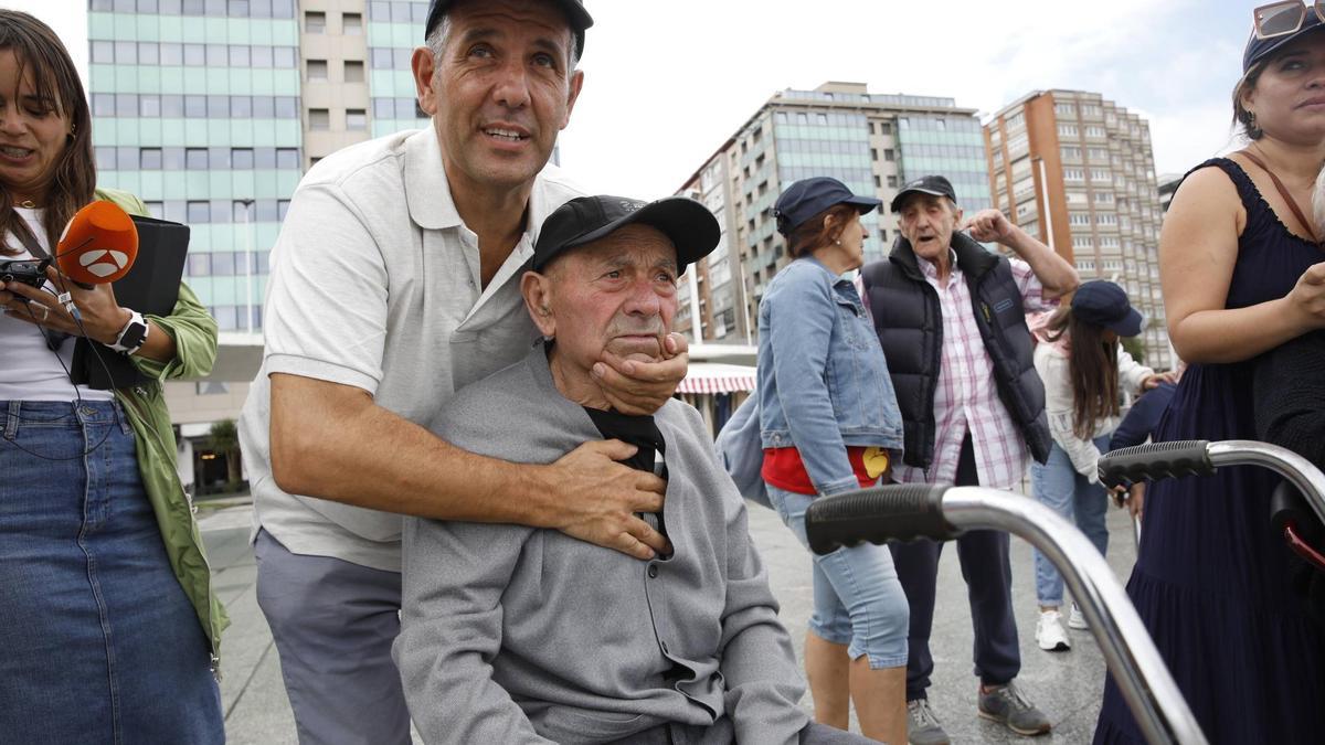Mayores de la residencia de ancianos de Peleas de Abajo ven por primera vez el mar en Gijón