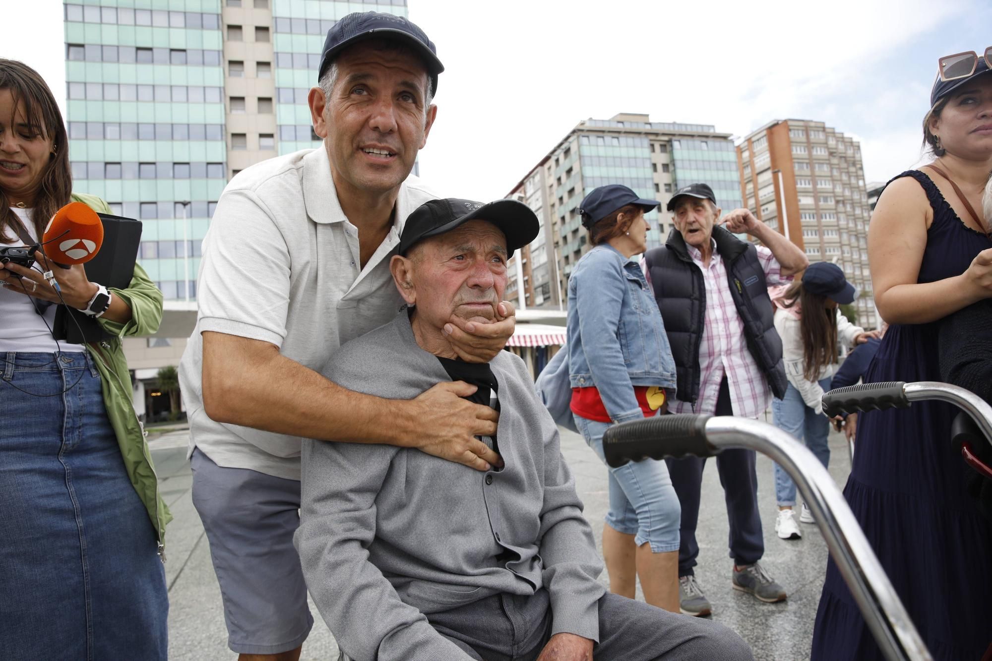 Mayores de la residencia de ancianos de Peleas de Abajo ven por primera vez el mar en Gijón