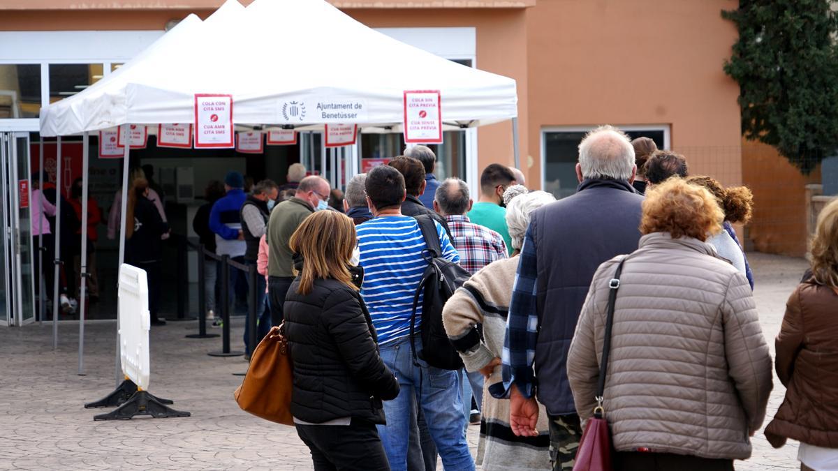 Colas para entrar en el vacunódromo de Benetússer.