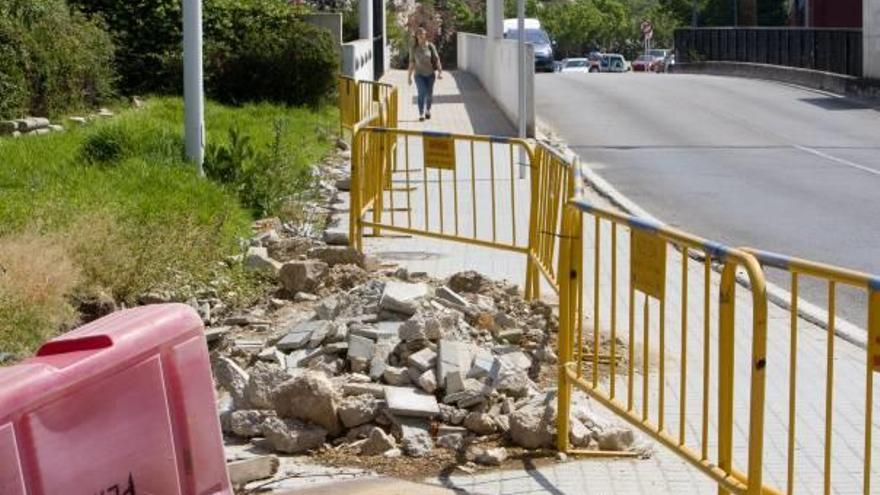 Las obras, paralizadas desde hace semanas, han dejado patas arriba Ximén de Tovía.