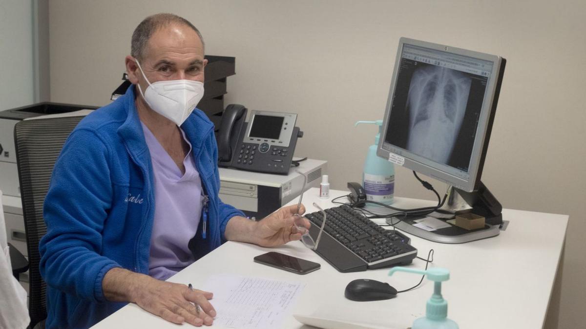 Gabriel Sales, jefe de servicio de Cirugía Torácica y de la Unidad de Trasplante Pulmonar. | J.M.LÓPEZ