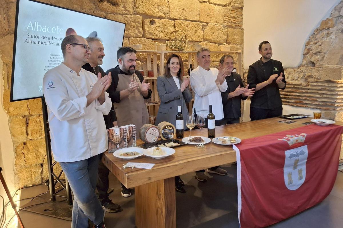 Los cocineros y la concejala de Turismo de Albacete