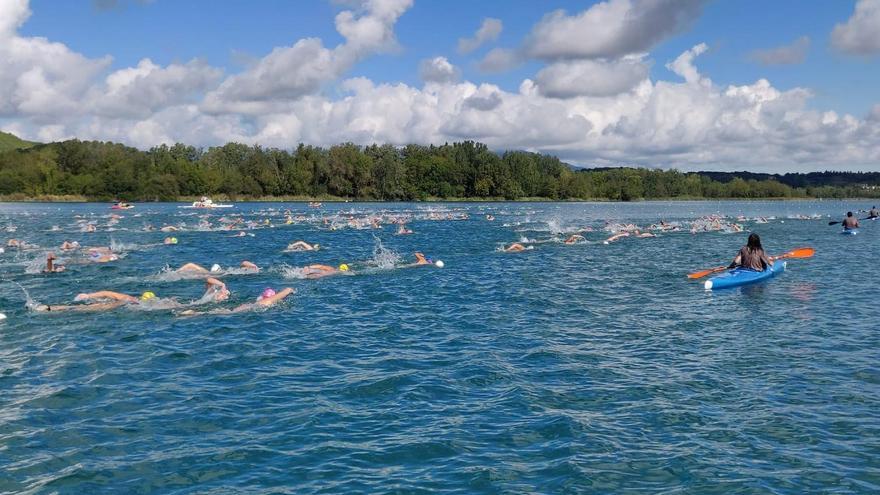 Pol Gil i Estel Xuan Galo es coronen en la Travessia de l’Estany de Banyoles