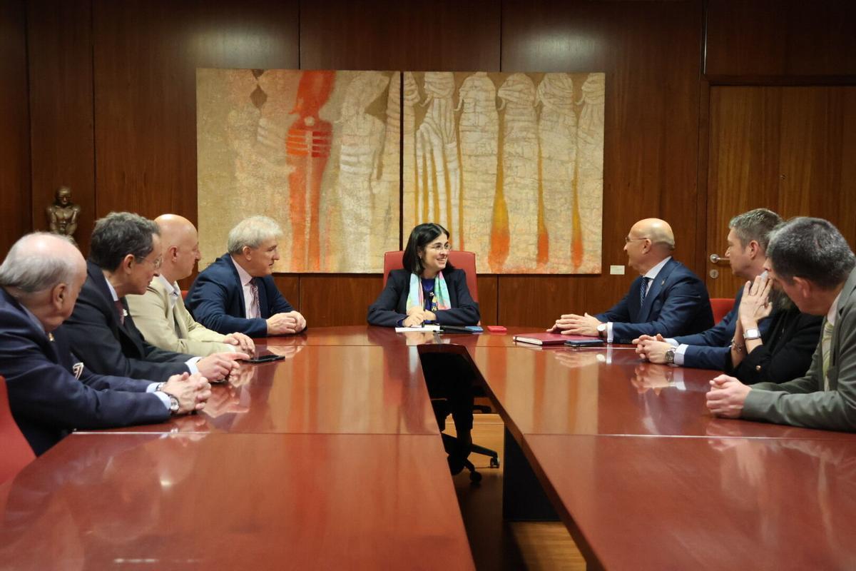 Carolina Darias en la reunión con los agentes de la propiedad inmobiliaria.