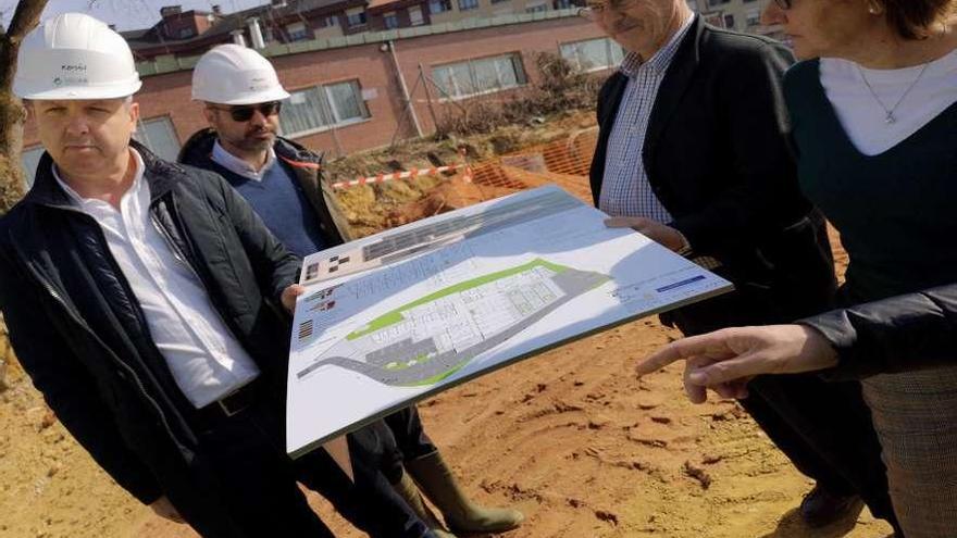 Pilar Varela, a la derecha, observa uno de los planos del edificio ayer a pie de obra.