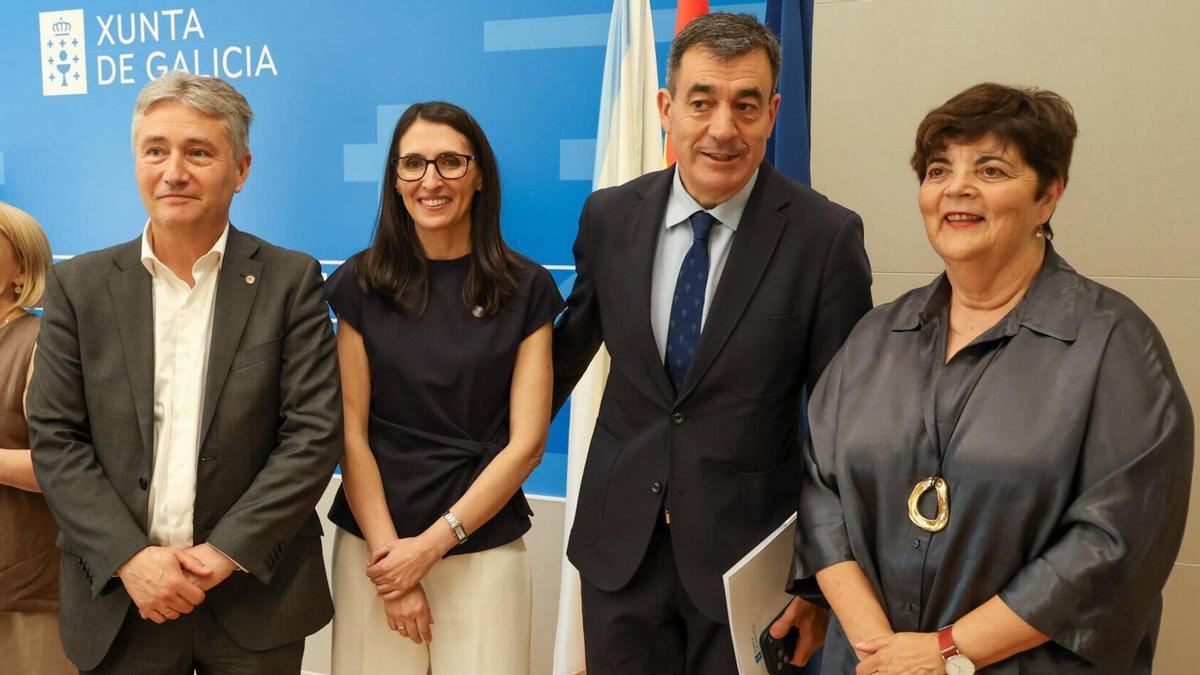 El conselleiro de Educación, Román Rodríguez, con los rectores de A Coruña, Santiago y Vigo.