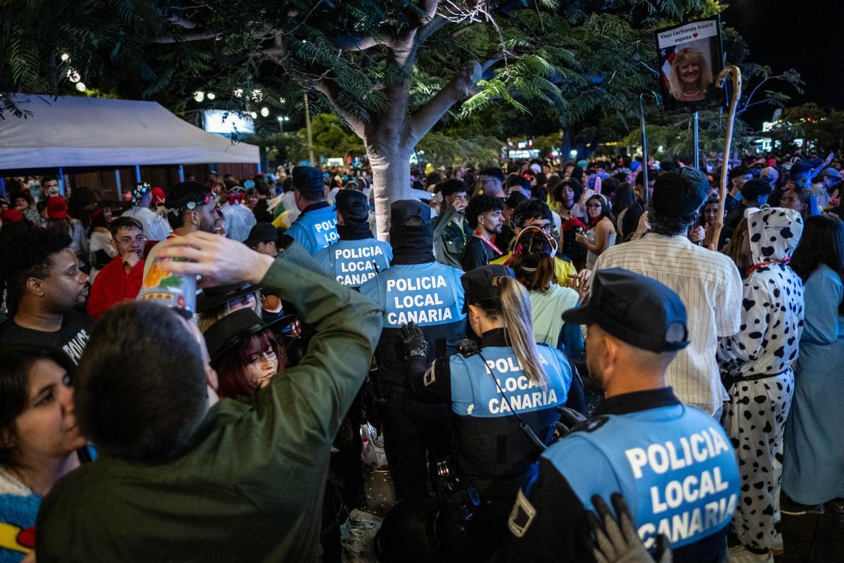 Agentes de la Policía Local durante el primer día de Carnaval en la calle.