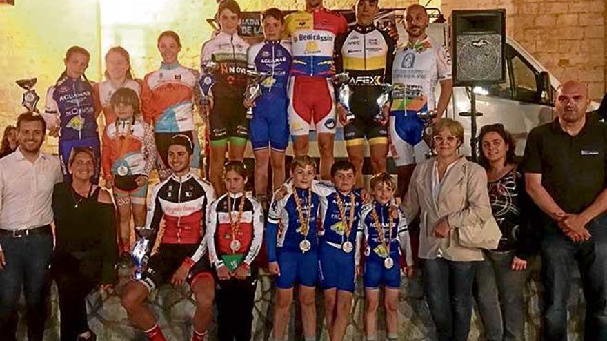 Podio general de los premiados en las carreras ciclistas de la diada solidaria de Binissalem, con el ´pobler´ Toni Ballester en el centro, escoltado a la derecha por el júnior ´felanitxer´ Mateu Gamundí.