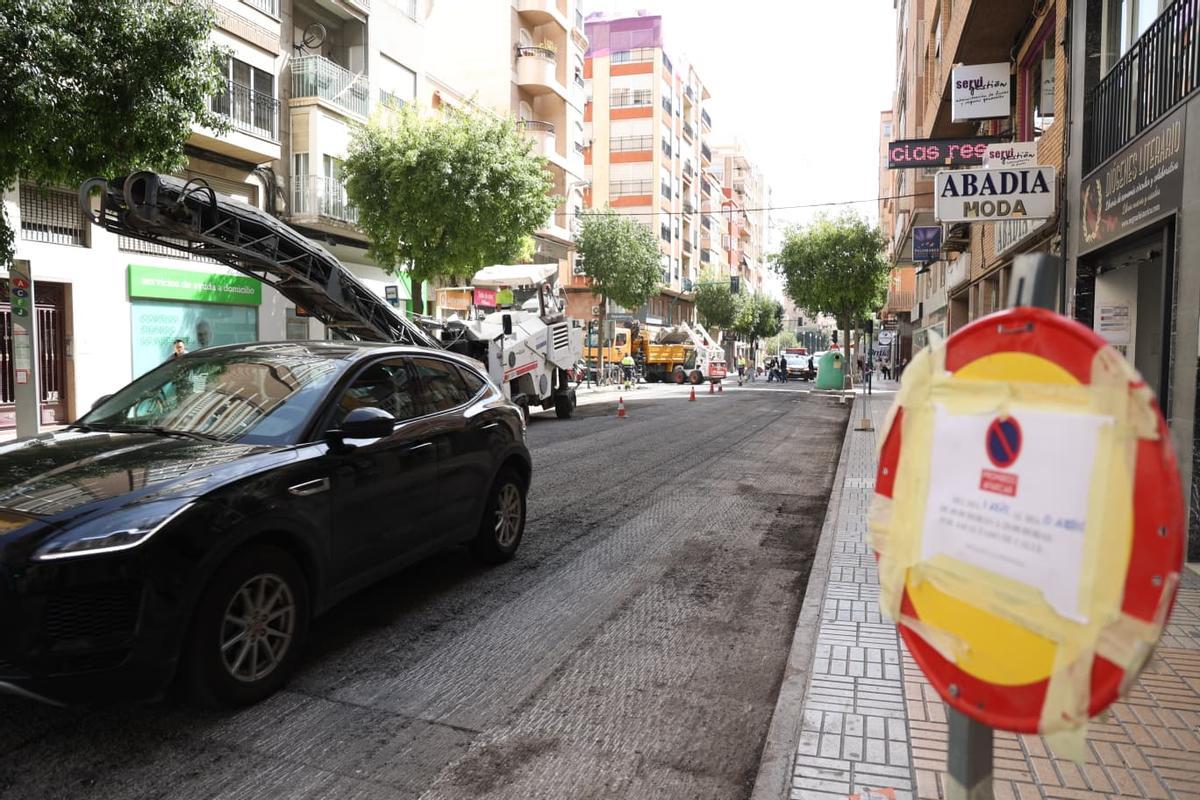 El firme de céntricas calles como Blasco Ibáñez está siendo reformado estos días en Elche