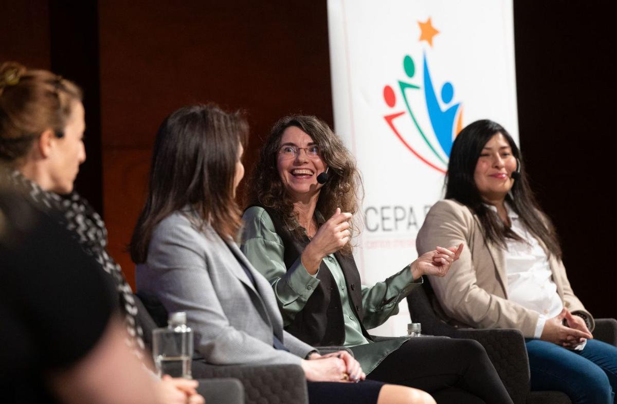 Las participantes de la mesa redonda ‘Romper el techo de cristal’. | VICENT MARÍ