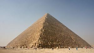 La Gran Pirámide de Guiza, en Egipto, será analizada mediante tomografía de muones para obtener un mapa detallado de su estructura interna.