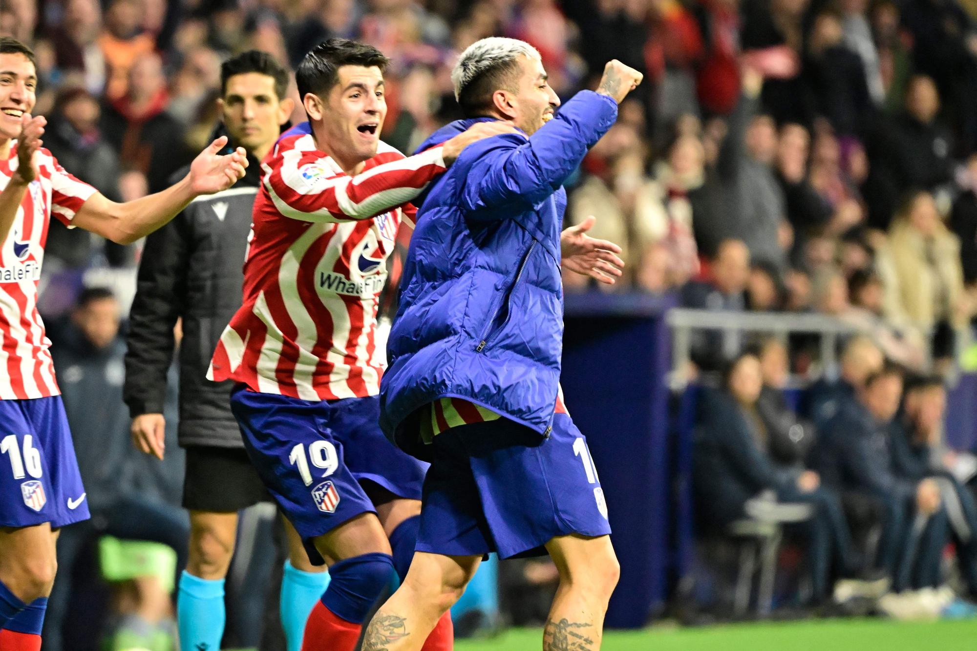 Ángel Correa, con el anorak de suplente, celebra el gol que ha marcado para Atlético contra el Getafe.