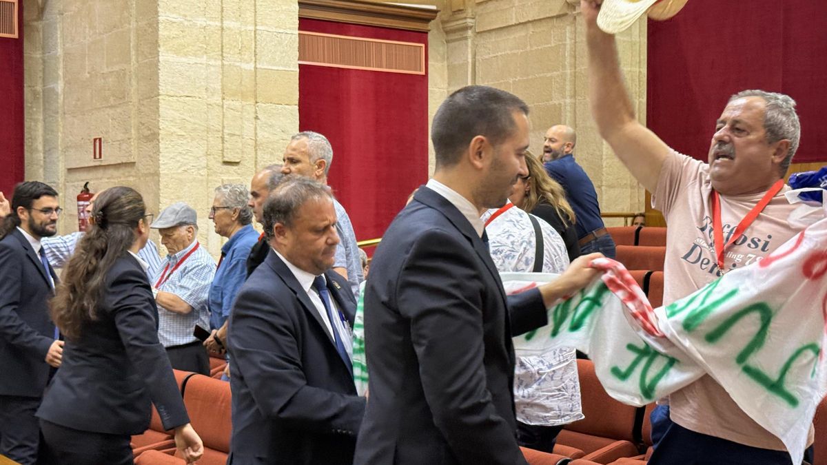 Los trabajadores del centro de salud de Cazorla protestan en el Parlamento.