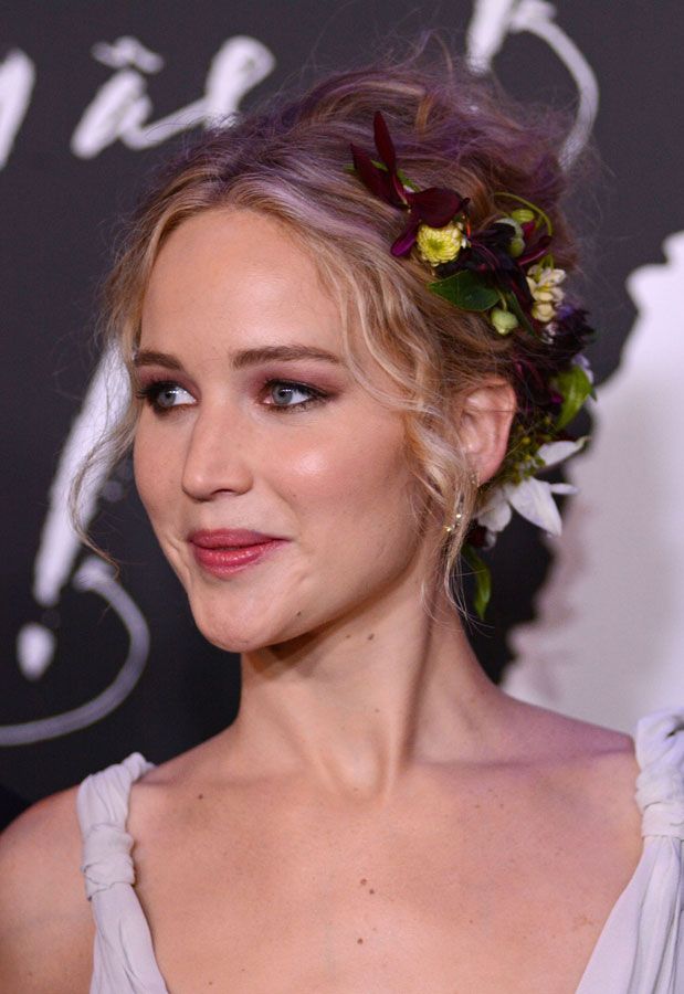 Detalle del recogido con flores de Jennifer Lawrence