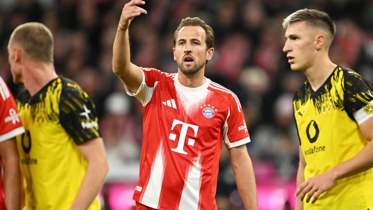 Kane, entre dos jugadores del Dortmund, este sábado en Múnich.