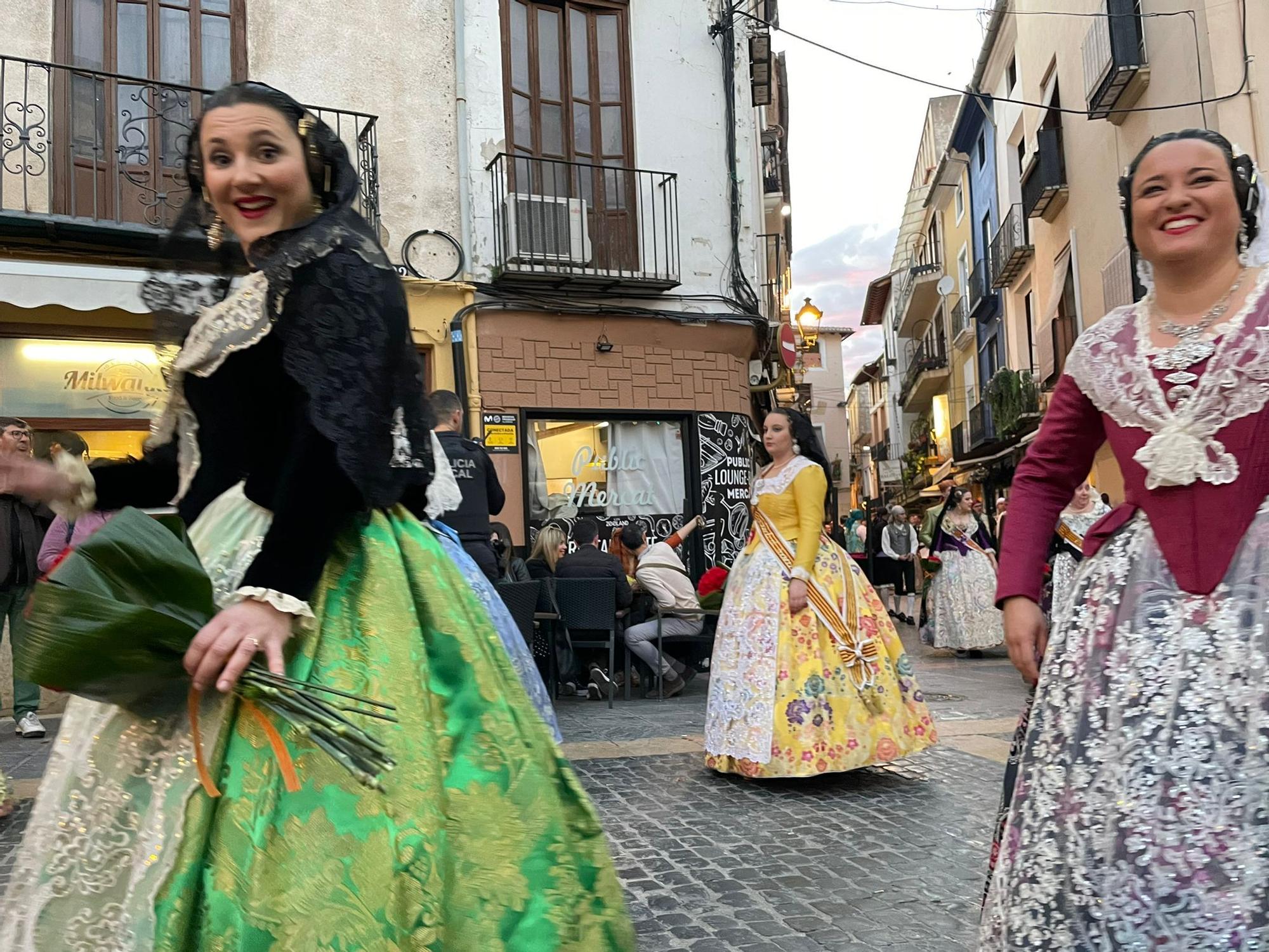 Más de 2.000 falleros y falleras participan en la Ofrenda de Xàtiva a la Mare de Déu de la Seu