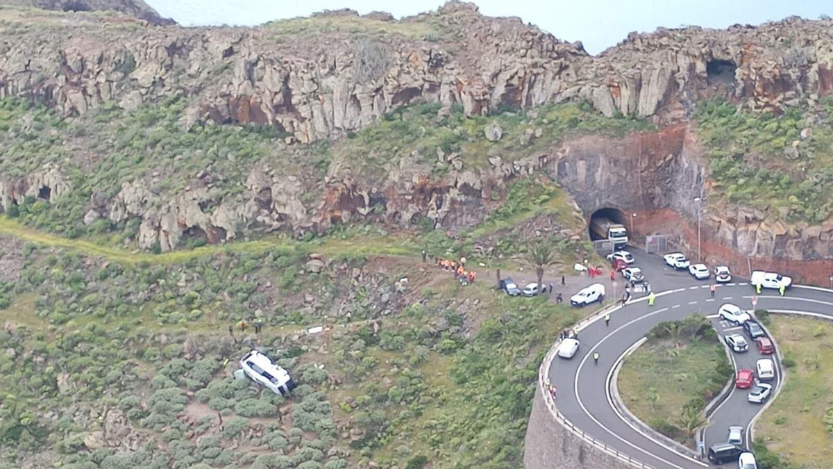 10/04/2026 Atienden a varios heridos tras precipitarse una guagua en la GM-2, en San Sebastián de La Gomera SOCIEDAD CECOES 112