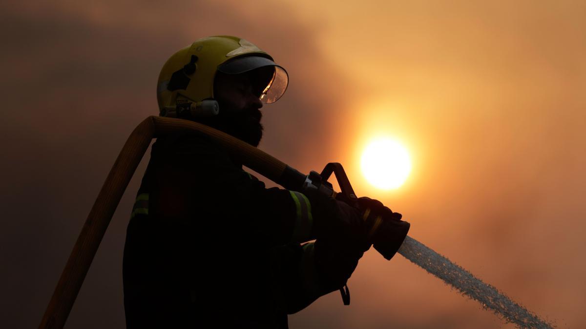 Un bombero, en tareas de extinción.