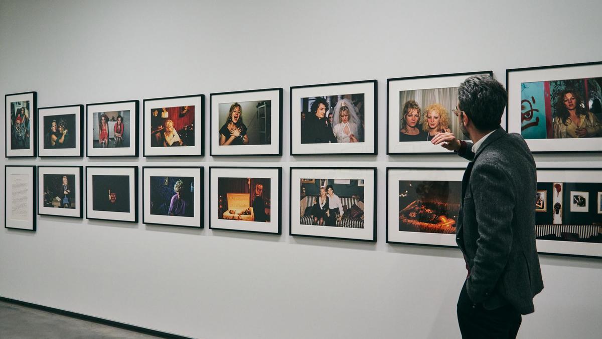 Fotografías de Nan Goldin expuestas en el museo de arte contemporáneo Helga de Alvear de Cáceres.