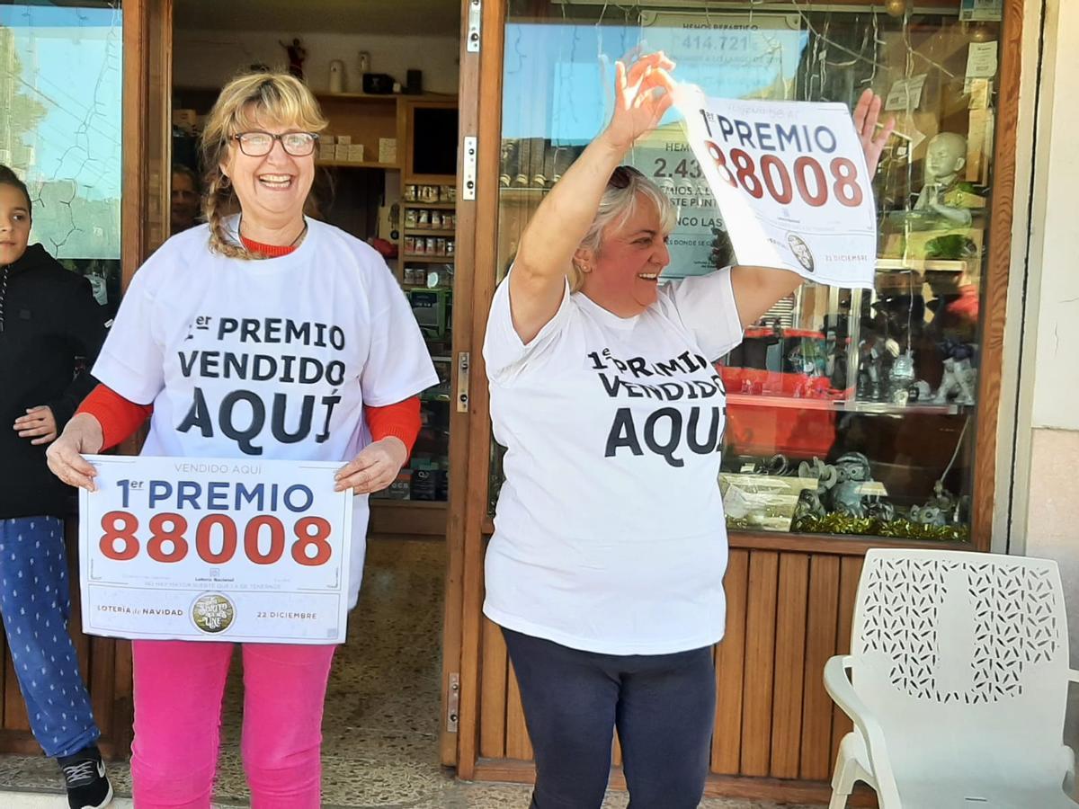 Las propietarias de la administración de ses Cadenes, en Palma, celebran el Gordo de la Lotería de Navidad.