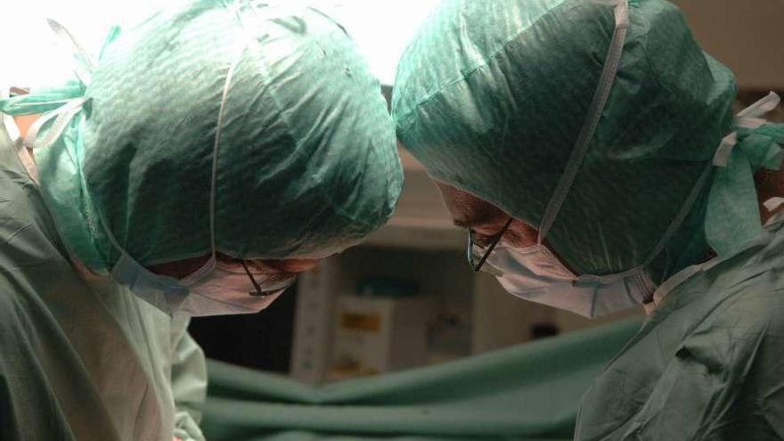 Médicos del Hospital Universitario de A Coruña durante un trasplante de órganos.