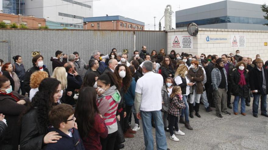 Protesta frente a las instalaciones de Derivados Químicos tras un episodio contaminante.