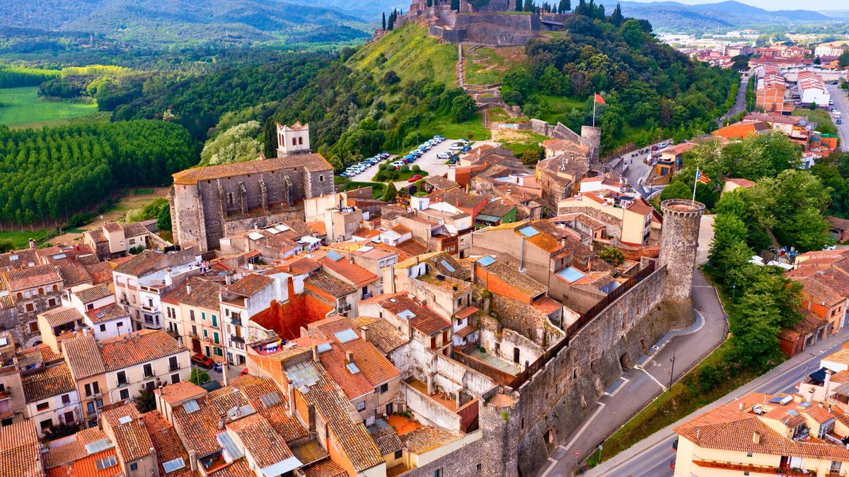 El pueblo más infravalorado de Cataluña tiene murallas medievales, un castillo y nació del hostal más rico de España