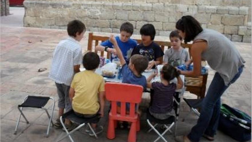 El grup d&#039;alumnes de l&#039;escola d&#039;Agullana que, des de dimecres, dinen amb carmanyola a la plaça del poble.