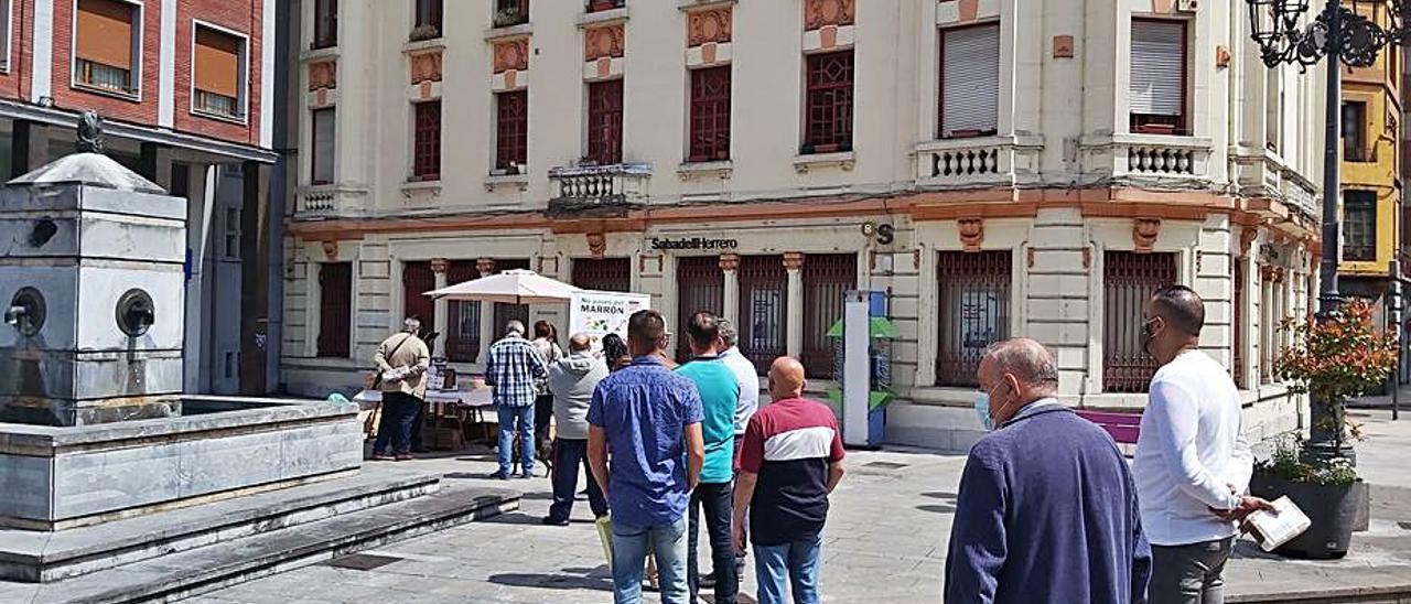 Vecinos ante el stand de fomento del reciclaje.